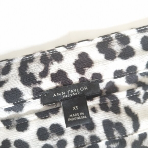 ! NEW ! Ann Taylor Animal Print Long Sleeve Blouse Size XS - Picture 8 of 9